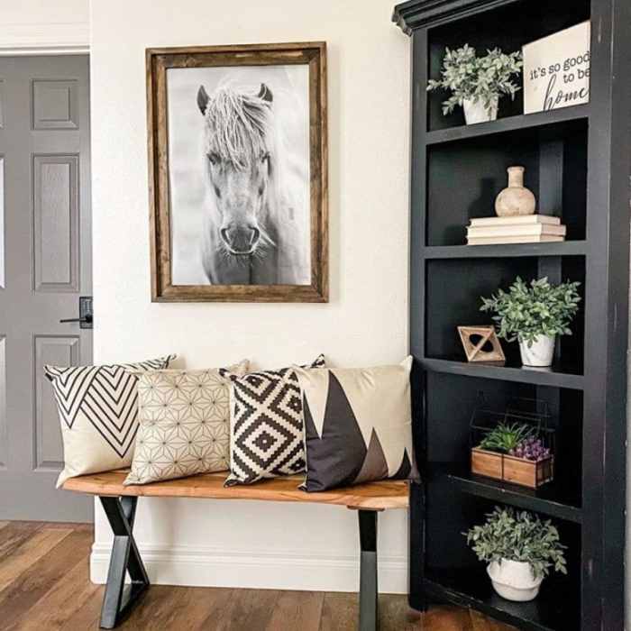 How to decorate a bench in living room